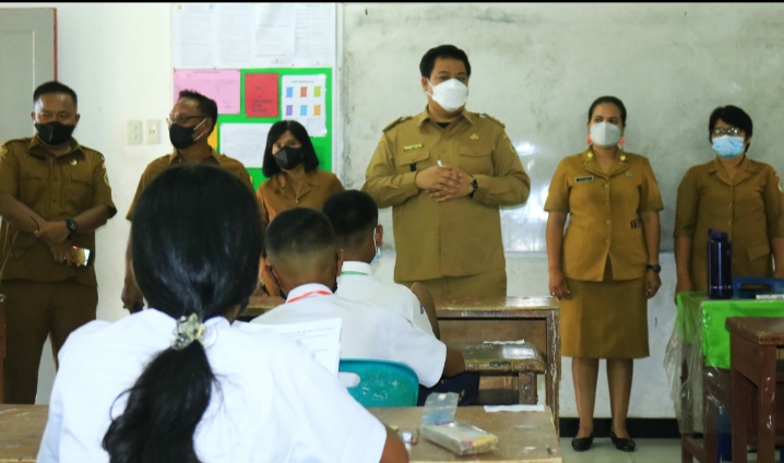 BUPATI SAMOSIR MONITORING UJIAN SATUAN PENDIDIKAN