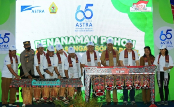 PEMKAB SAMOSIR APRESIASI PENANAMAN POHON DAN PEMASANGAN SOLAR PANEL DI DESA HARIARA POHAN OLEH PT. ASTRA INTERNASIONAL
