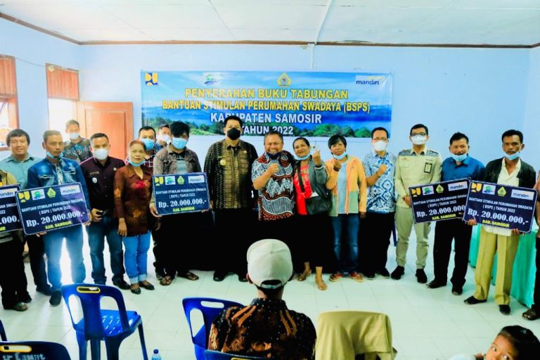 BUPATI SAMOSIR BERSAMA JHONNI ALLEN MARBUN SERAHKAN BUKU TABUNGAN BSPS