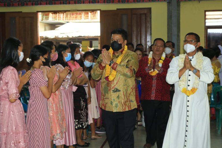 Bupati Samosir Hadiri Acara Serah Terima Parocus St. Fransiskus Assisi Palipi dan Pemberangkatan Pastor Damianus Gultom, OFM Cap