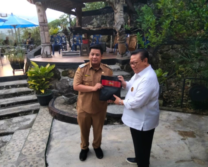 Anggota Dewan Pertimbangan Presiden Agung Laksono Kunjungi Huta Siallagan