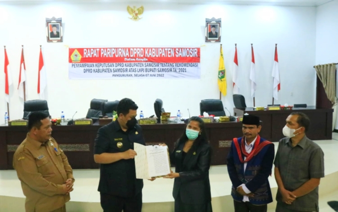 Bupati Samosir Hadiri Rapat Paripurna Pengambilan Keputusan dan Penyampaian Keputusan DPRD Samosir atas LKPJ T.A 2021