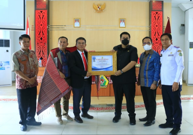 Hibahkan Lahan ke Pemkab Samosir, Bupati Samosir Sampaikan Penghargaan Kepada Tumbur Naibaho