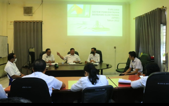 SEKDAKAB SAMOSIR PIMPIN LANGSUNG RAPAT EVALUASI SPBE
