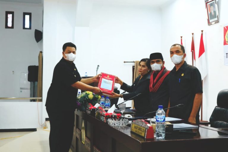 BUPATI SAMOSIR SAMPAIKAN NOTA PENGANTAR RANPERDA PERTANGGUNG JAWABAN PELAKSANAAN APBD 2021