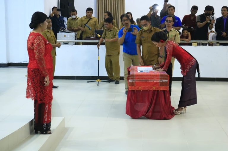 Pengucapan Sumpah/Janji PAW Anggota DPRD Kabupaten Samosir 2019-2024   