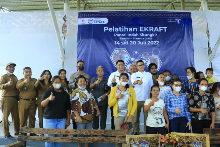 Kembali Kunjungi Samosir, Menteri Sandiaga Uno Dorong Ekonomi Kreatif dan Kampanye Sadar Wisata 