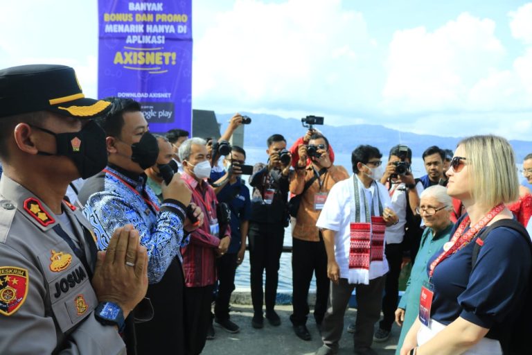 DELEGASI FORUM W20 SUMMIT KE SAMOSIR, KUNJUNGI OBJEK WISATA BATU KURSI