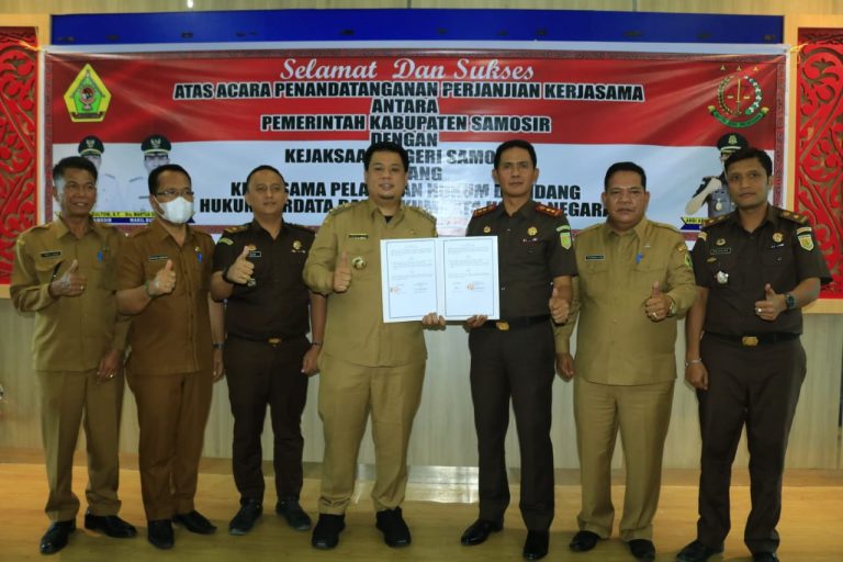 Pemkab Samosir dan Kejari Samosir Teken Perjanjian Kerja Sama Bidang Hukum Perdata dan Tata Usaha Negara