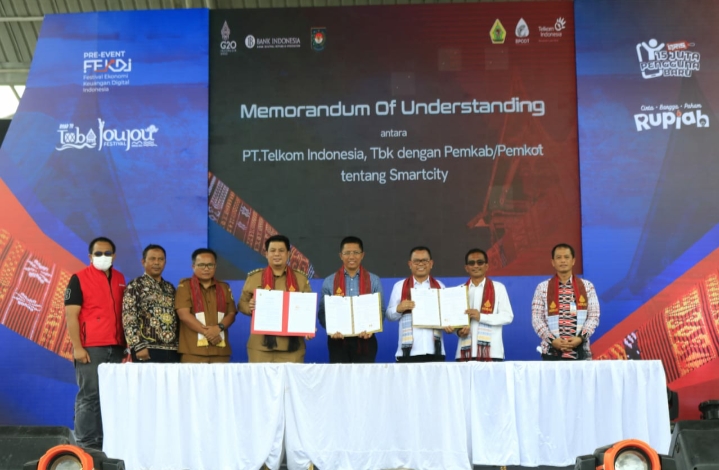 TERAPKAN SMART CITY, BUPATI SAMOSIR BERSAMA PT. TELKOM TANDA TANGANI KESEPAKATAN