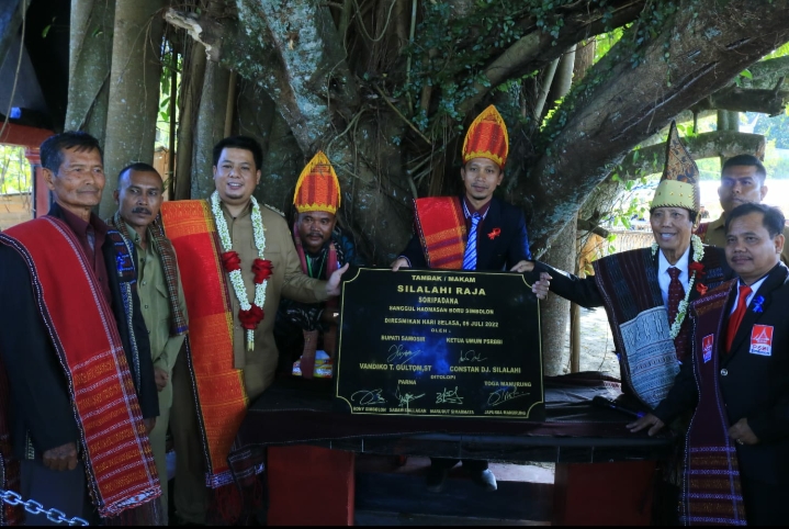 Bupati Samosir Hadiri Syukuran Peresmian Makam Silalahi Raja