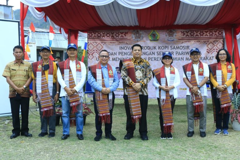 BUPATI SAMOSIR DAN REKTOR UGM TANDA TANGANI NOTA KESEPAHAMAN BERSAMA