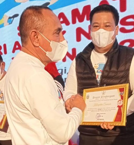KABUPATEN SAMOSIR DIANUGERAHI KABUPATEN LAYAK ANAK, VANDIKO T. GULTOM TERIMA PENGHARGAAN 