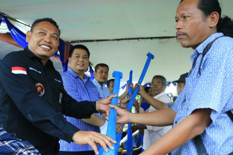Bupati Samosir bersama Anggota DPRD Provsu Tangkas M Lumbantobing melakukan restoking dan penyerahan Sampan ke Nelayan Samosir