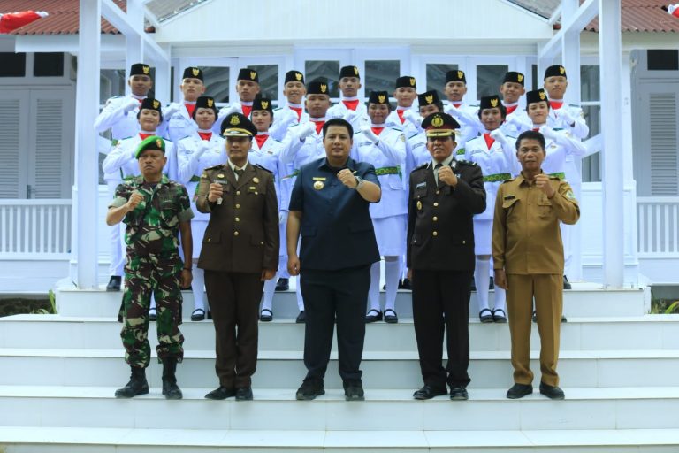 BUPATI SAMOSIR KUKUHKAN PASKIBRA KABUPATEN SAMOSIR