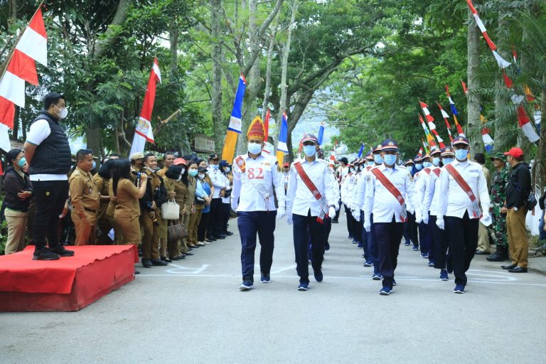 LOMBA GERAK JALAN MERIAHKAN HUT RI 77 DI KABUPATEN SAMOSIR, BUPATI SAMOSIR LEPAS BENDERA START