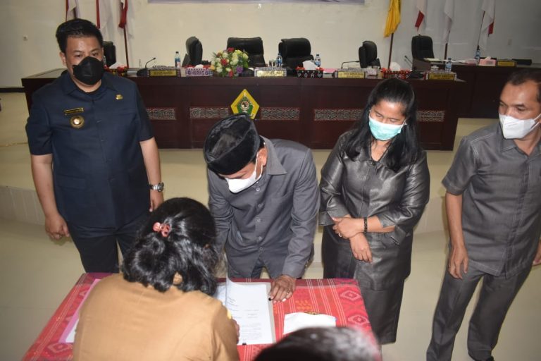 BUPATI BERSAMA DPRD SAMOSIR TANDA TANGANI NOTA KESEPAKATAN KUA-PPAS APBD KABUPATEN SAMOSIR TAHUN ANGGARAN 2023