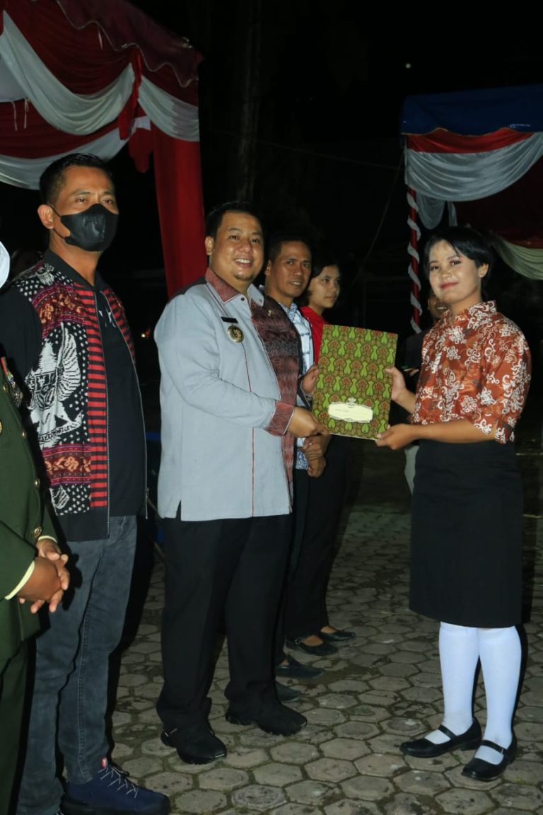 BUPATI SAMOSIR BANGGA DENGAN PASKIBRA, SERAHKAN PIAGAM PENGHARGAAN DAN UANG PEMBINAAN