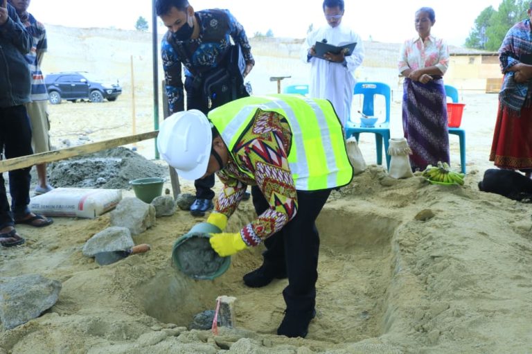 Bupati Samosir Lakukan Peletakan Batu Pertama Pembangunan Gedung Olahraga.   