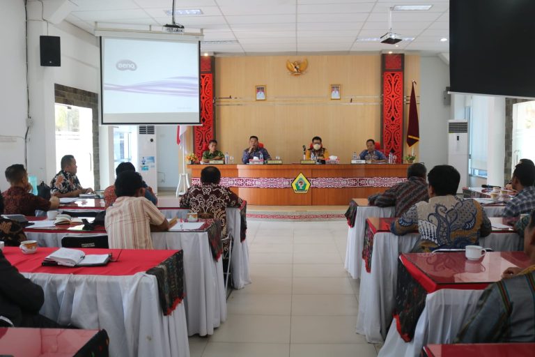 Bupati Samosir Rapat Kerja bersama Kepala Desa dan Lurah   