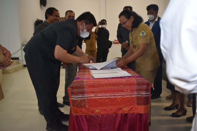 Pemerintah dan DPRD Kabupaten Samosir Tandatangani Nota Kesepakatan Perubahan KUA dan Perubahan PPAS APBD TA. 2022
