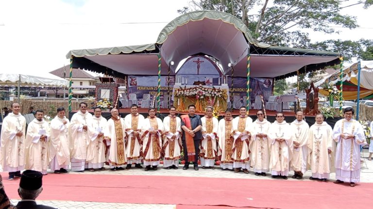 Pesta Perak 25 Tahun Gereja Inkulturatif Khatolik St. Mikhael Pangururan,  BUPATI SAMOSIR : GEREJA YANG HIDUP MEMILIKI DEDIKASI MELAYANI TUHAN 