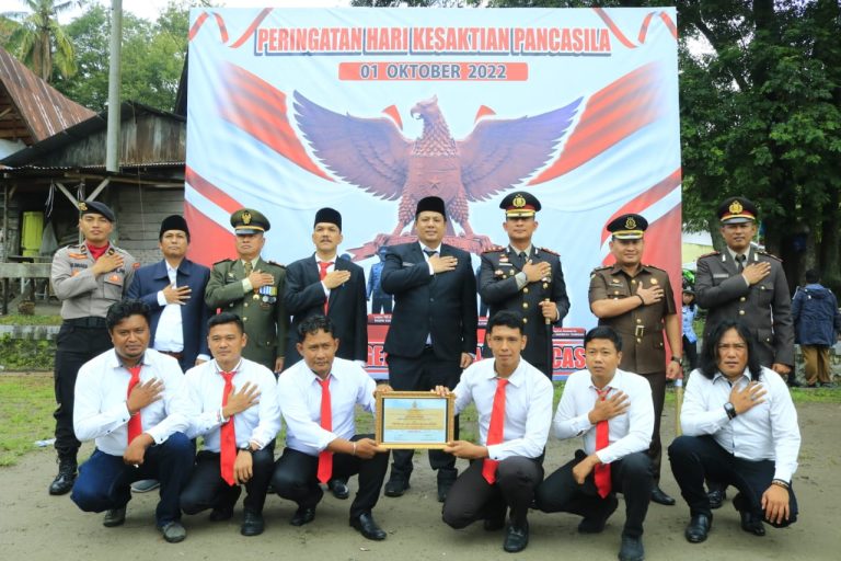 Bupati Samosir Pimpin Upacara Peringatan Hari Kesaktian Pancasila yang Dirangkai Dengan Pemberian Piagam Penghargaan Kepada Kapolres Samosir