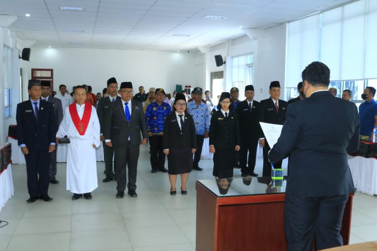BUPATI SAMOSIR LANTIK PEJABAT PIMPINAN TINGGI PRATAMA DAN ADMINISTRATOR