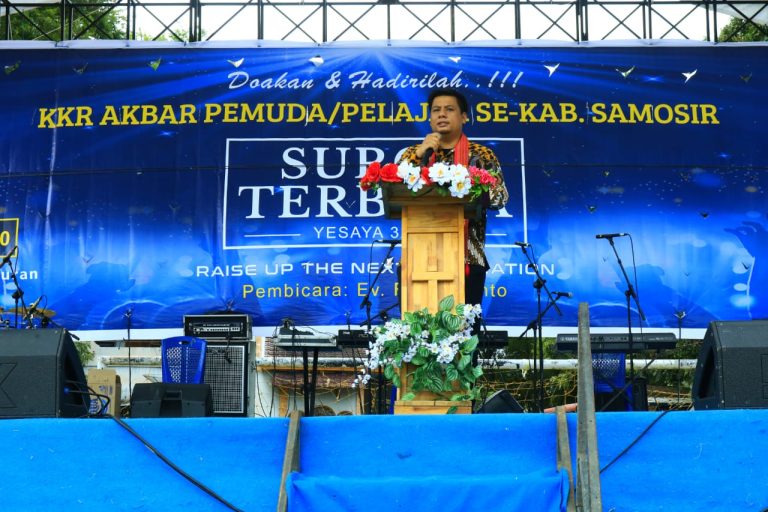 Sekitar 4.000-an Pemuda dan Pelajar Hadiri KKR Akbar Pemuda/Pelajar Se-Kabupaten Samosir.