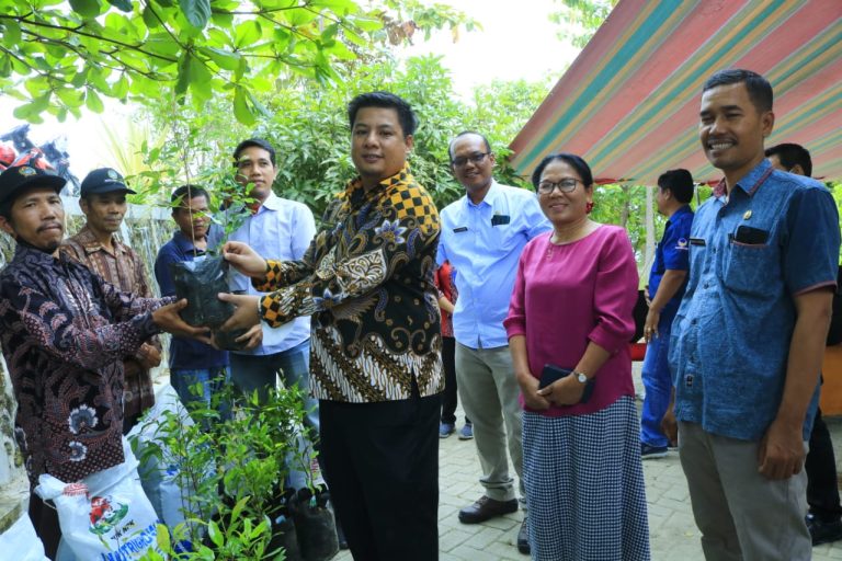 Bupati Samosir Serahkan Bantuan Pertanian Berupa Bibit dan Pupuk.