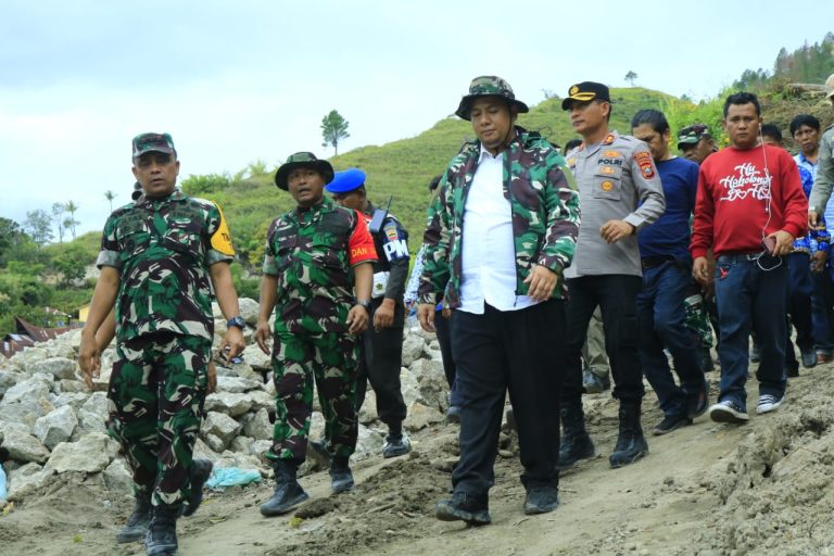 Didampingi Bupati Samosir, Tim Wasev Mabes TNI Tinjau TMMD Di Desa Hasinggaan, Kec. Sianjur Mulamula