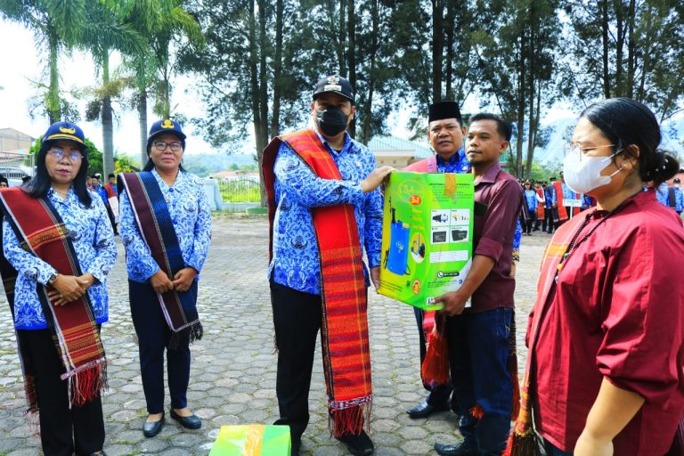 Pemkab Samosir Peringati Hari Kesadaran Nasional Dirangkai dengan Peringatan Hari Ulos Nasional, dan Penyerahan Bantuan Peralatan UMKM.