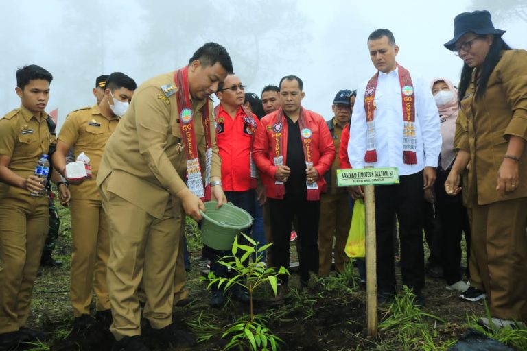 Bupati Samosir hadiri Aksi Go Green Hijaukan Samosir oleh PBB Melalui Penanaman 10.000 Pohon di Objek Wisata Togaraja.