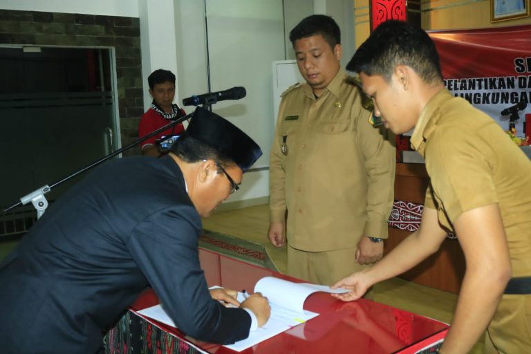 Bupati Samosir Lantik Waston Simbolon Sebagai Penjabat Sekretaris Daerah Kabupaten Samosir.