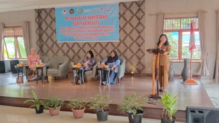 Kementerian Pariwisata dan Ekonomi Kreatif Gelar Sertifikasi SDM Pariwisata di Samosir.