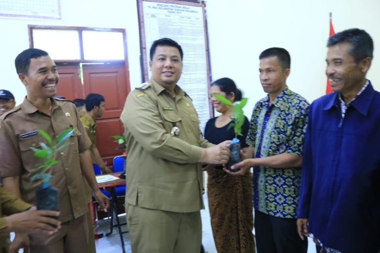 PEDULI PETANI, BUPATI SAMOSIR SALURKAN BANTUAN BIBIT GRATIS