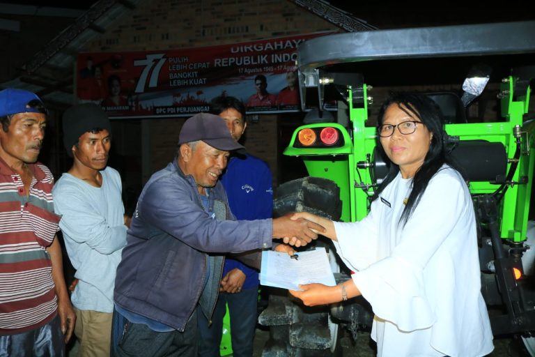PEMKAB SAMOSIR SERAHKAN TRAKTOR BANTUAN KEMENTAN RI KEPADA KELOMPOK TANI
