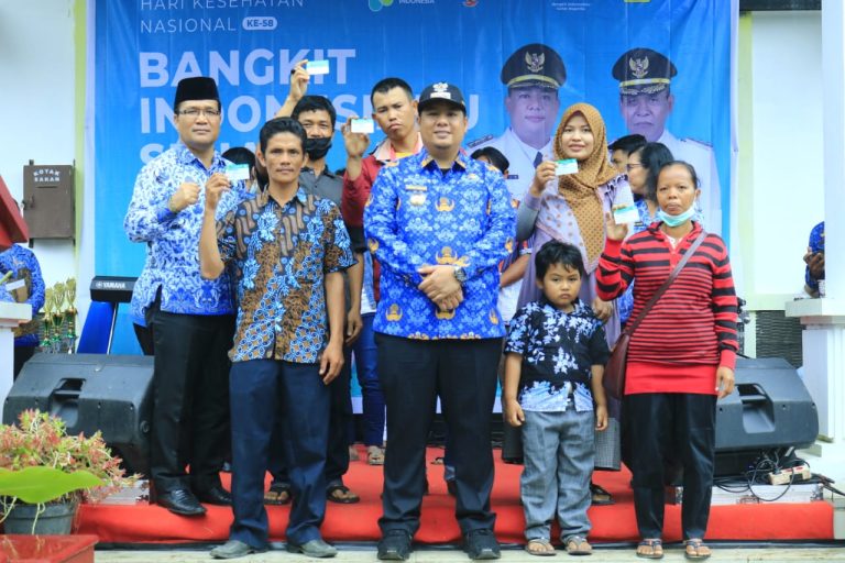 Bupati Samosir Serahkan Kartu BPJS Gratis Kepada Masyarakat pada Perayaan Hari Kesehatan Nasional Ke-58  
