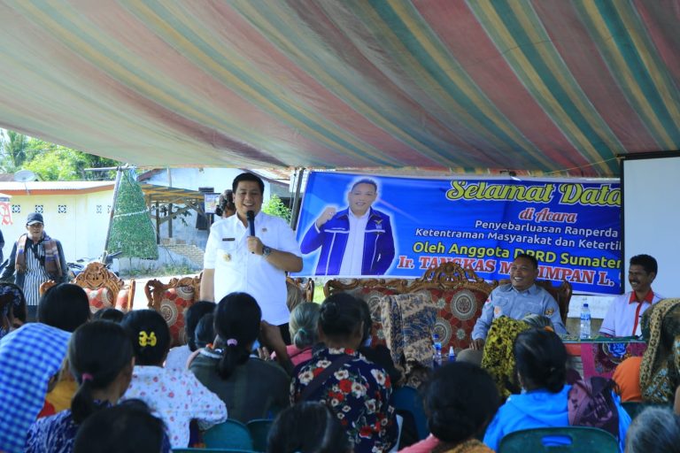 GELAR PASAR MURAH, BUPATI SAMOSIR APRESIASI ANGGOTA DPRD SUMUT TANGKAS MANIMPAN L. TOBING