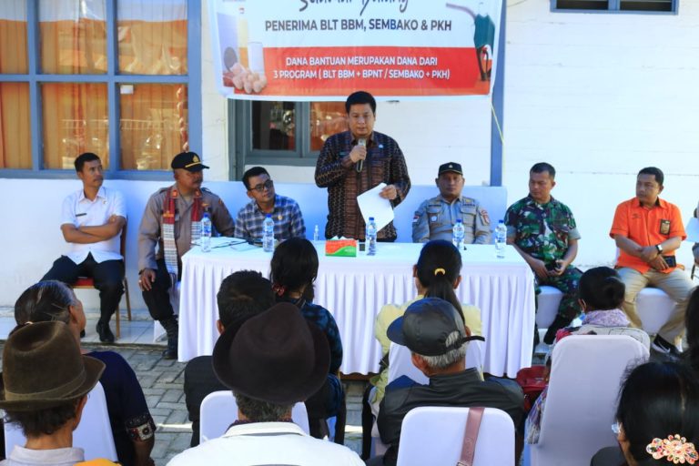 BUPATI SAMOSIR SALURKAN BANTUAN SOSIAL 