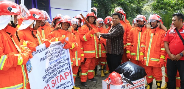 BUPATI SAMOSIR KUKUHKAN KELOMPOK TANI PEDULI API