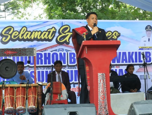TEMPATI RUMAH DINAS, BUPATI SAMOSIR DIANTAR TOKOH MASYARAKAT SE-KABUPATEN SAMOSIR