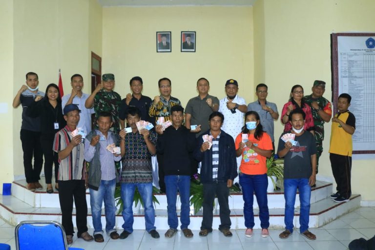 Pemkab Samosir Salurkan Bantuan Sosial Dampak Inflasi Kenaikan BBM