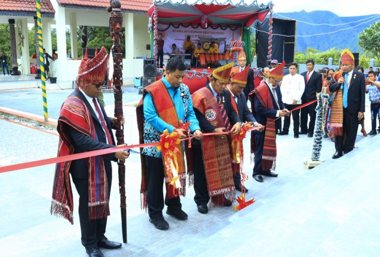 Hadiri Syukuran Revitalisasi Tugu Sitohang, Bupati Samosir Harapkan adanya UMKM 