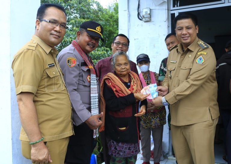 Salurkan Bantuan Sosial Dampak Inflasi Kenaikan BBM, Bupati: Manfaatkan Dengan Baik Bantuan ini Untuk Kebutuhan Persiapan Natal dan Tahun Baru