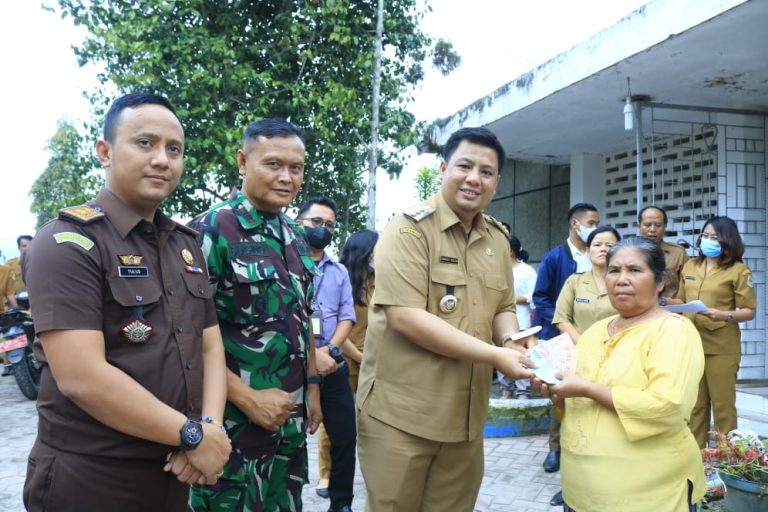 Bupati Samosir Serahkan Bansos Dampak Inflasi Kenaikan BBM di Kecamatan Onan Runggu dan Nainggolan.