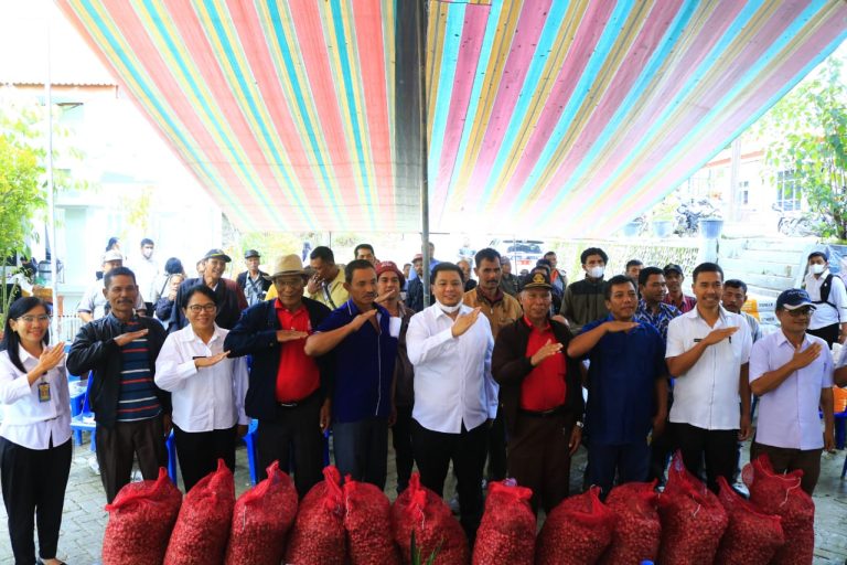 Bupati Samosir Serahkan Bantuan Alsintan dan Bibit Kepada Kelompok Tani.