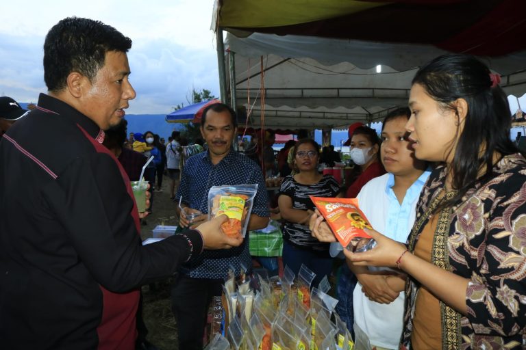 BUPATI SAMOSIR APRESIASI GEBYAR LONG BEACH SEBAGAI UPAYA PELESTARIAN DAN PROMOSI DANAU TOBA