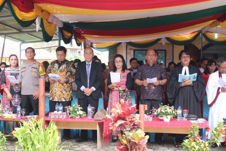 Bupati dan Wakil Bupati Samosir mengikuti ibadah Natal di HKBP Ressort Pangururan Kota