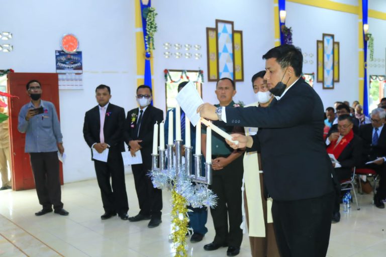 Bupati Samosir Rayakan Natal Oikoumene Tahun 2022 Sekaligus Memberikan Bantuan Kepada Siswa/i Berprestasi